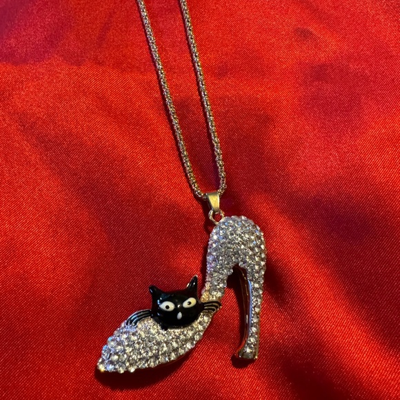 Adorable NWT 3D Betsey Johnson necklace. Stiletto with cat. - Picture 4 of 5